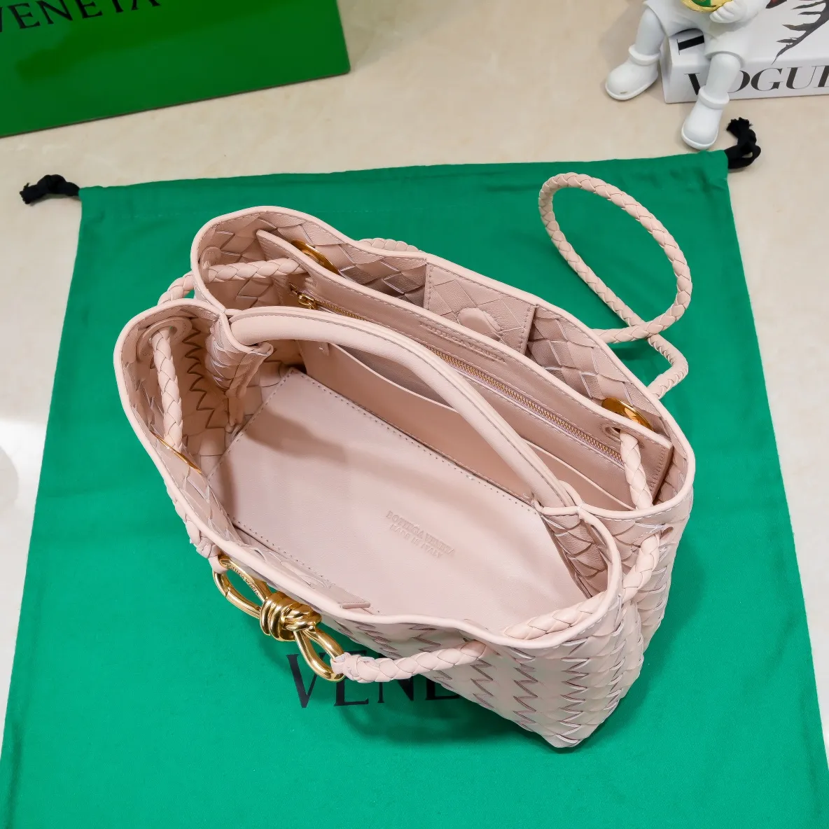 Batch 1860 B's 2023 spring and summer new model continues the brand's woven style with detailed metal knot switch buckles. This time, the shoulder straps are also made into tube weaves, showing different craftsmanship. The carrying method is versatile to create more different looks. Intrecciato woven leather small handbag, equipped with sliding crossbody strap. Internal compartments, including 1 zipper pocket and 2 open pockets with magnetic buckle closure. Size: 25*20*10cm, model: 7463#